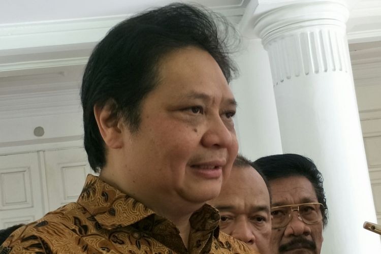 Menteri Perindustrian RI, Airlangga Hartarto ketika ditemui di rumah dinas Wakil Presiden Jusuf Kalla, Jalan Diponegoro, Jakarta Pusat, Kamis (30/11/2017).