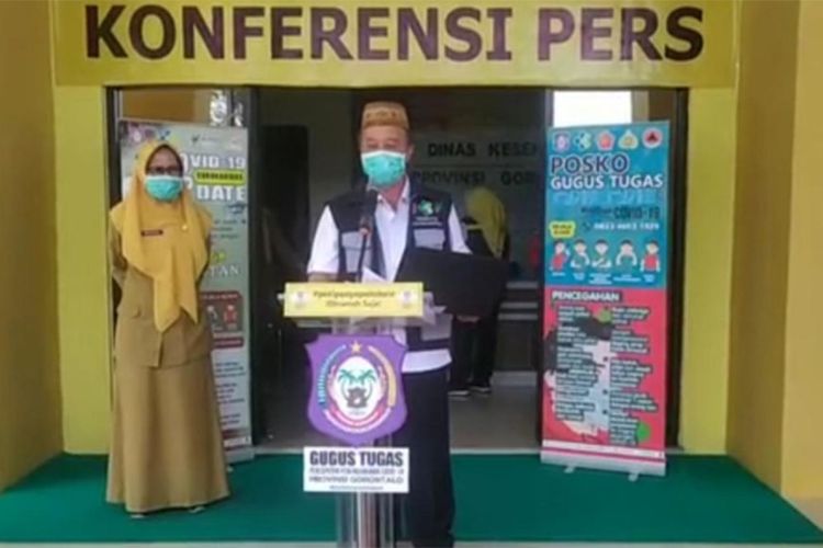 Juru bicara Gugus Tugas Covid-19 Provinsi Gorontalo, dr Triyanto Bialangi saat konferensi pers di Dinas Kesehatan yang menyatakan seorang pasien positif Covid-19 meninggal dunia dan bertambahnya 3 orang pasien positif sehingga totalnya sebanyak 7 orang.