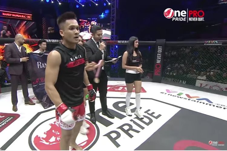 Aktor Randy Pangalila menang atas Adhi Prawira pada laga Celebrity Match One Pride Pro Never Quit Fight Night 33 di Jakarta, Sabtu (26/10/2019).