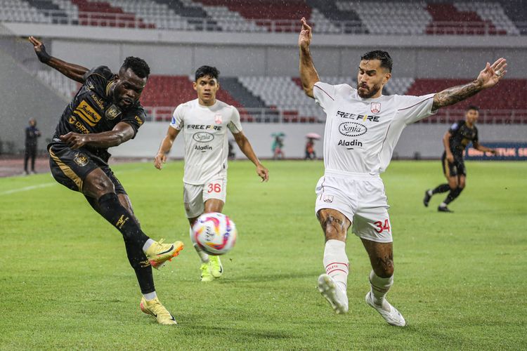 Pesepak bola PSIS Semarang Sudi Abdallah (kiri) menendang bola yang berupaya dihadang pesepak bola Persis Solo Jordy Tutuarima (kanan) pada pertandingan BRI Liga 1 di Stadion Jatidiri, Semarang, Jawa Tengah, Senin (20/1/2025). 