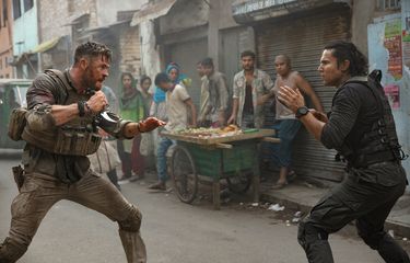 Salah satu adegan film Extraction yang dibintangi Chris Hemsworth.