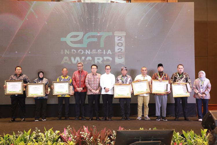 Bupati Bulungan Syarwani berfoto bersama sejumlah kepala daerah serta pejabat tinggi pemerintah  dalam Konferensi Nasional Pendanaan Ekologis VI Tahun 2025 di Hotel Aryaduta, Jakarta Pusat, Selasa (5/8/2025).