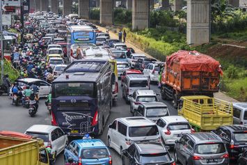 Imbas Sistem Satu Arah di Tol, Lalu Lintas Jalan Kalimalang Padat