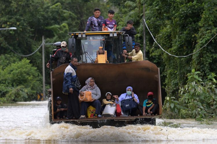 Warga desa dievakuasi dengan ekskavator untuk menerjang banjir di Lanchang, negara bagian Pahang, Malaysia, pada Rabu (6/1/2021).