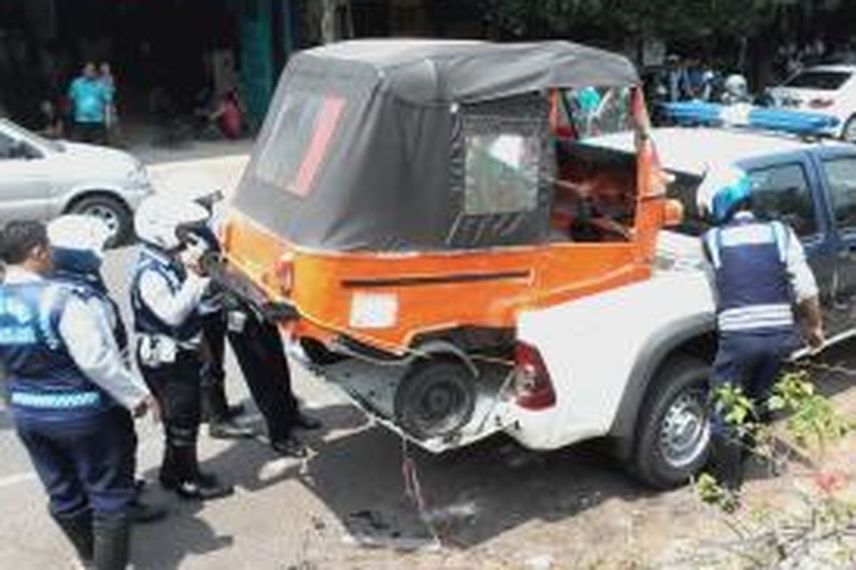 Bajaj yang diangkut petugas dishub di gandaria city