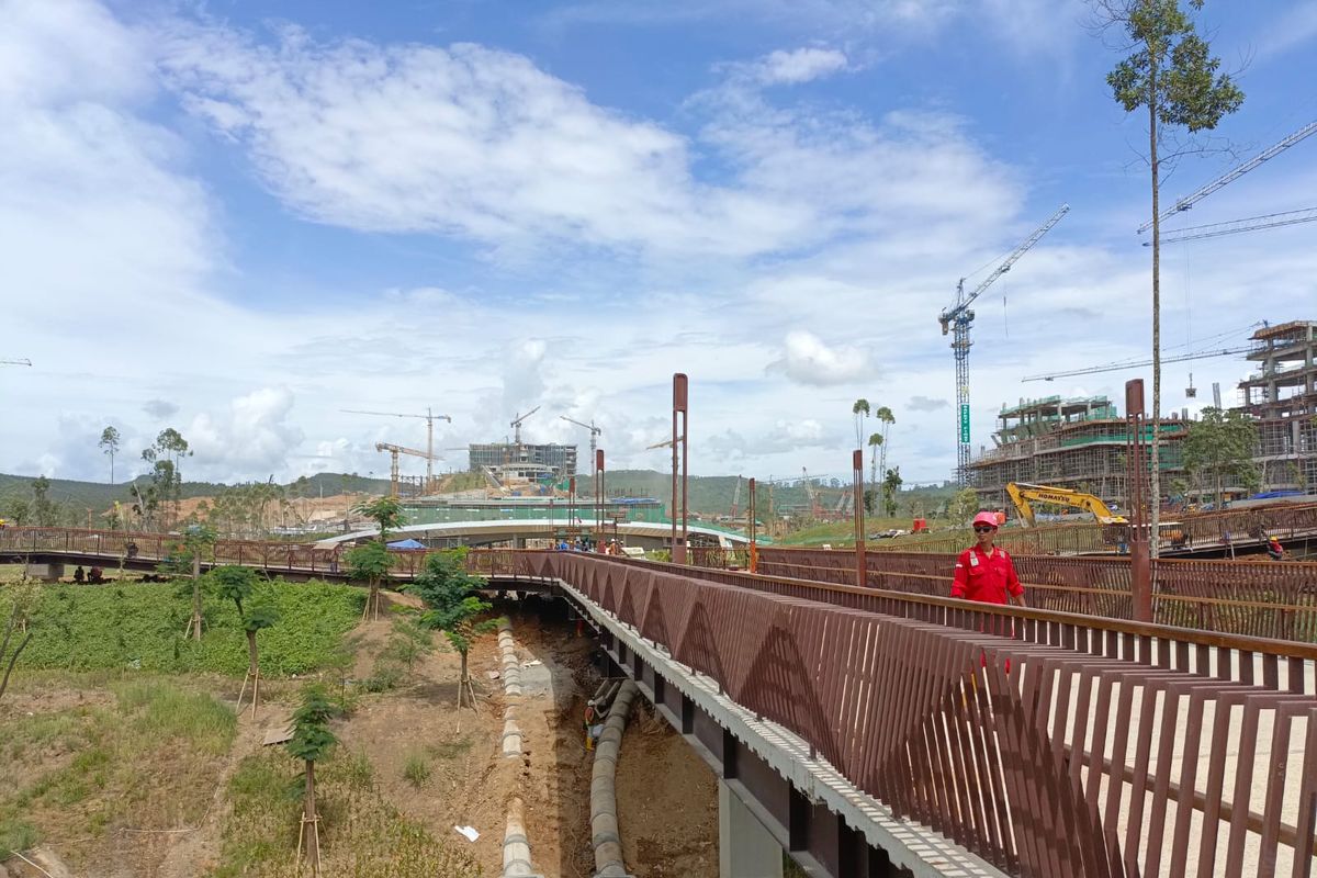 Railing dengan kandungan lokal kombinasi kayu ulin dan besi hollow menjadi visualisasi yang menarik atensi di Plaza Seremoni Sumbu Kebangsaan Tahap I, Kamis (1/2/2024).