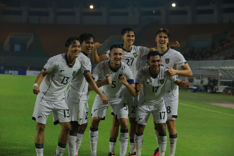 Selebrasi para pemain pemain Timnas U23 Indonesia saat merayakan gol Rafael Struick pada laga persahabatan antara Indonesia vs Mali di Stadion Pakansari, Kabupaten Bogor, Selasa (18/11/2025).