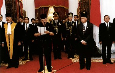 Soeharto membacakan pernyataan pengunduran dirinya sebagai presiden Indonesia pada 21 Mei 1998 yang sekaligus menandai berakhirnya pemerintahan Orde Baru.