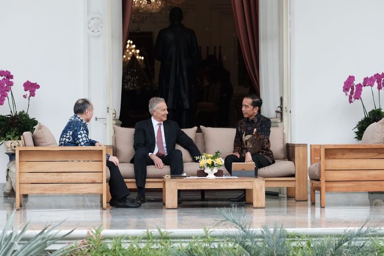 Presiden Joko Widodo menerima kedatangan  CEO Softbank Masayoshi Son dan mantan Perdana Menteri Inggris Tony Blair di Istana Merdeka, Jakarta, Jumat (28/2/2020).. Kedua tokoh tersebut belum lama ini didapuk sebagai anggota dewan pengarah ibu kota baru RI di Penajam Passer Utara-Kutai Kartanegara, Kalimantan Timur.