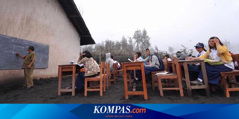 Kekurangan Meja  Kursi Siswa Belajar  di  Lantai 