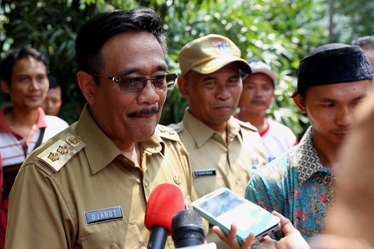 Wakil Gubernur DKI Jakarta Djarot Saiful Hidayat saat memberikan keterangan pers setelah menyerahkan IMB kepada warga penerima bantuan program bedah rumah di Jalan Cilincing Lama, Cilincing, Jakarta Utara, Senin (17/4/2017). Pemprov DKI Jakarta memilih kawasan Cilincing sebagai lokasi peluncuran program bedah rumah karena wilayah tersebut merupakan salah satu kelurahan dengan jumlah masyarakat miskin terbanyak di Jakarta Utara.