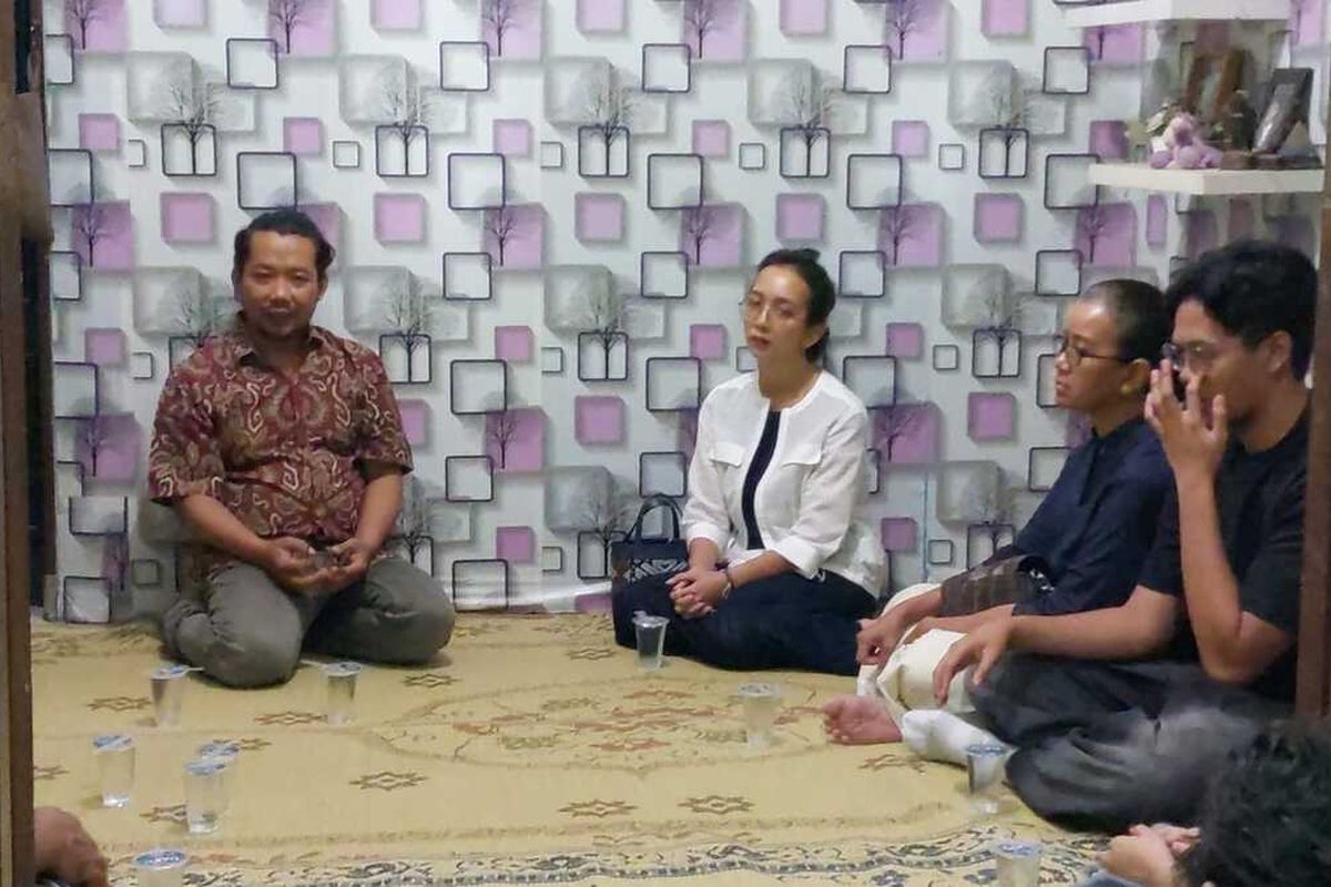 GKR Mangkubumi dan GKR Bendara datang melayat ke rumah duka Rheza Sendy Pratama di Sendangadi, Kapanewon Mlati, Kabupaten Sleman, Minggu (31/08/2025) malam. Tampak GKR Mangkubumi dan GKR Bendara berbincang dengan Yoyon Surono yang merupakan ayah dari almarhum Rheza Sendy Pratama.