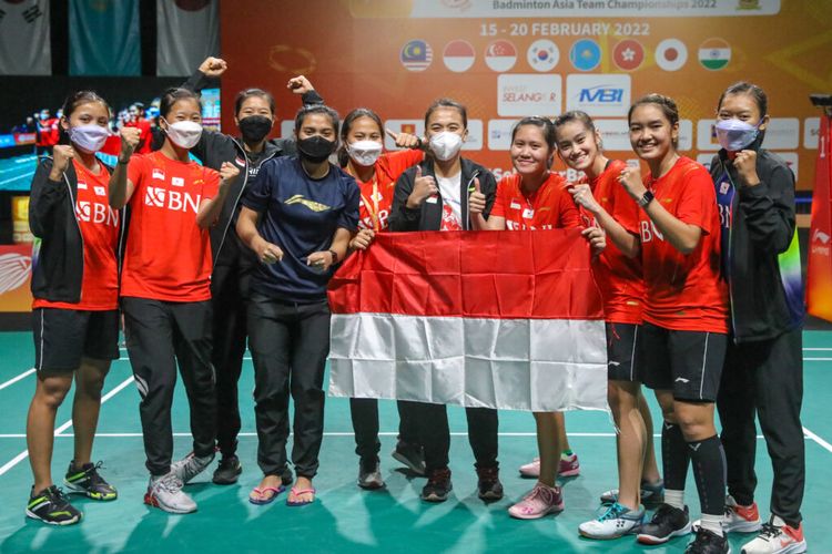 Tim putri Indonesia melakukan selebrasi dengan bendera Merah Putih usai menjadi juara Badminton Asia Team Championship atau Kejuaraan Beregu Asia 2022 di Setia City Convention Center, Selangor, Malaysia, Minggu (20/2/22022). Indonesia juara setelah mengalahkan Korea Selatan 3-1 di laga final. (Dok. PP PBSI)