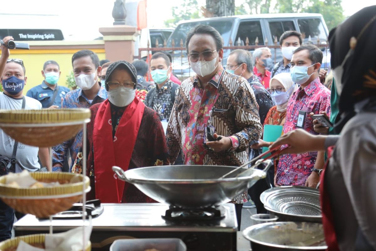 Menteri Sosial (Mensos) Tri Rismaharini saat meninjau ruang vocational dalam rangka peresmian Sentra Kreasi Atensi (SKA) Balai Anak Antasena, Magelang, Jawa Tengah (Jateng), Sabtu (5/6/2021).
