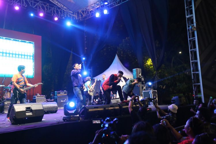 Base Jam Reunion saat tampil di acara The 90s Festival, Gambir Expo, Jakarta Utara, Sabtu (25/11/2017). Festival ini menghadirkan sejumlah musisi yang hits di era 90-an diantaranya adalah Sixpence None The Richer, Dewa 19 feat Ari Lasso, KLa Project, The Groove, Bragi, P-Project, Potret, Neo dan lain-lain.