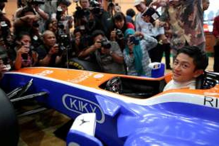Pembalap Formula 1 Tim Manor Racing Rio Haryanto berpose di replika mobil Formula 1 saat konferensi pers di Kantor Pusat Pertamina, Jakarta, Senin (14/3/2016). Pada kesempatan tersebut Rio menuturkan kesiapannya jelang balapan Formula 1 seri perdana di Sirkuit Albert Park, Melbourne, Australia, 20 Maret 2016.