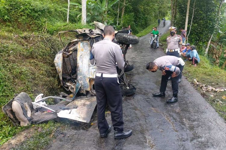Sebuah angkot menabrak pohon lalu terguling dan terbakar dalam kecelakaan tunggal menyebabkan sopir meninggal dan 3 penunpangnya mengalami luka parah di Kecamatan Cisayong, Kabupaten Tasikmalaya, Sabtu (25/9/2021) petang.