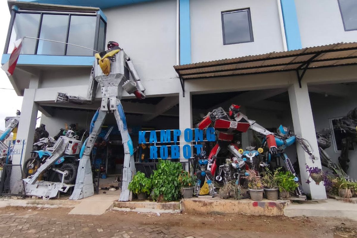  Robot raksasa yang dirakit dengan barang bekas dan dipajang di halaman gedung Kampong Robot.