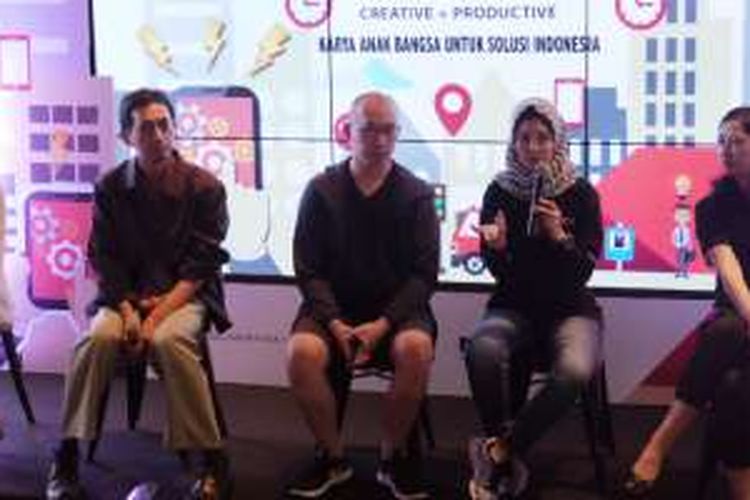 (ki-ka) Pemenang NextDev 2015 sekaligus Co-Founder GandengTangan Dhini Hidayat, Kepala UPT Smart City DKI Jakarta Setiaji, Chief Executive Kibar Yansen Kamto, VP Corporate Communication Telkomsel Adita Irawati