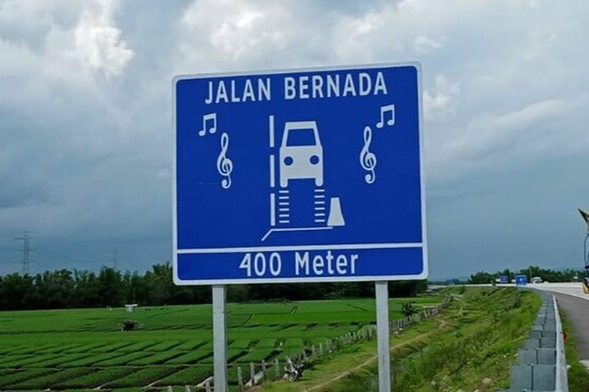 Singing Tol Road, jalan unik yang merupakan inovasi untuk menekan angka kecelakaan di ruas Tol Ngawi-Kertosono-Kediri.