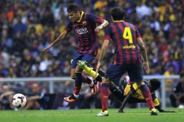 Bintang Barcelona, Neymar, mendapatkan andangan dari pemain Malaysia XI saat kedua tim melakoni laga persahabatan di Stadion Shah Alam, Selangor, Malaysia, Sabtu (10/8/2013).  