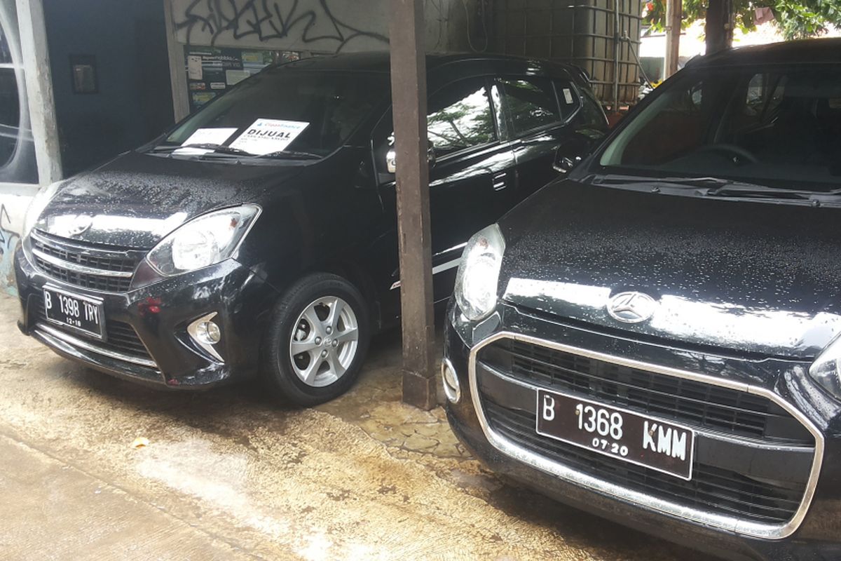 Dua unit mobil bekas, masing-masing Toyota Agya dan Daihatsu Ayla yang dijual di diler Ciliwung Motor, Kelapa Dua, Depok, Selasa (13/2/2018).