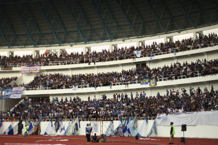 Suporter PSIS Semarang menghadiri pertandingan semifinal leg pertama Piala Presiden 2022 di Stadion Jatidir, Kamis (7/7/2022) sore WIB.