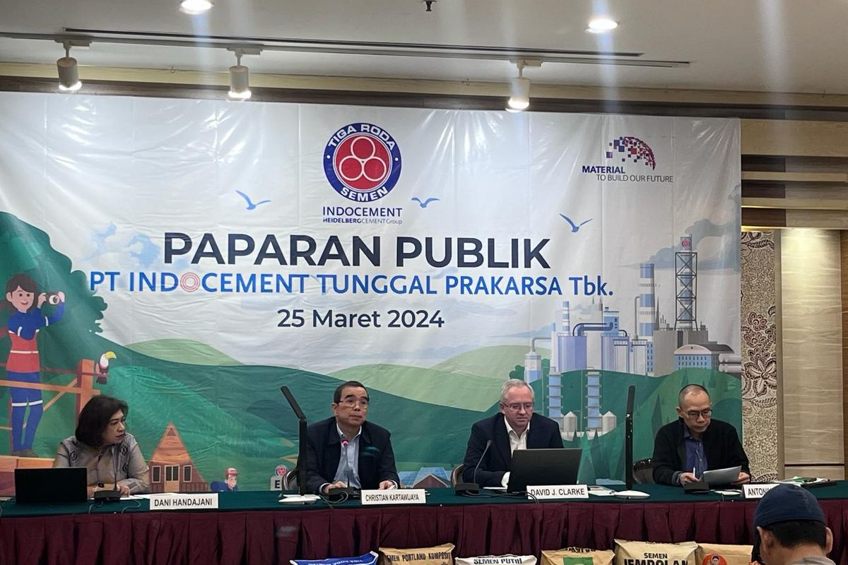 Jajaran Direksi PT Indocement Tunggal Prakarsa Tbk (INTP) saat konferensi pers di Wisma Indocement, Jakarta, Senin (25/3/2024). 