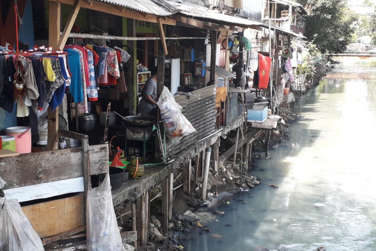 Warga melalikan aktivitas memasak di pinggir Kali Sentiong, Tanah Tinggi, Jakarta Pusat, Jumat (3/8/2018).