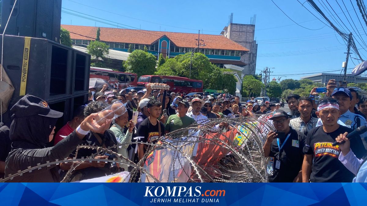 Peternak Jatim Bagikan Telur di Depan Gedung DPRD Imbas Harga Anjlok