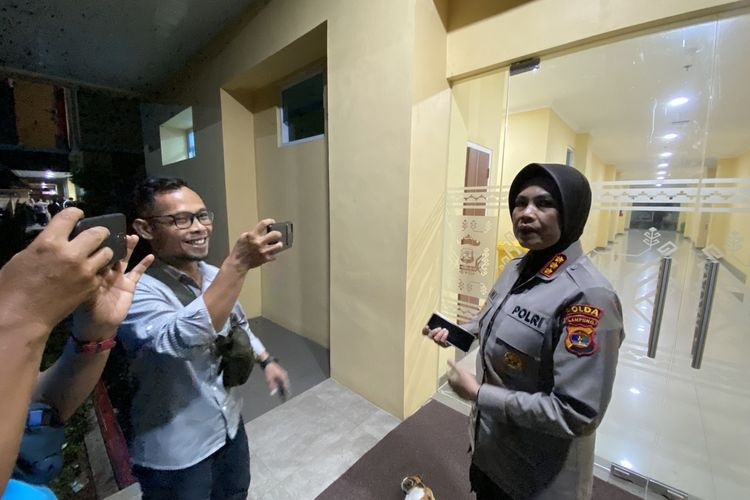 Kabid Humas Polda Lampung, Kombes Umi Fadilah saat diwawancarai terkait akun Facebook unggah video menghisap sabu, Selasa (14/5/2024) malam.