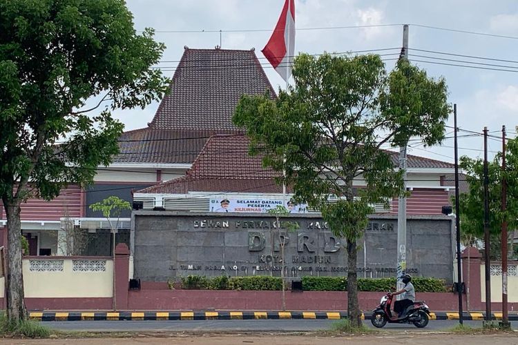 Gedung DPRD Kota Madiun yang berada di Jalan Taman Praja, Kelurahan Pandean, Kecamatan Taman, Kota Madiun, Jawa Timur.