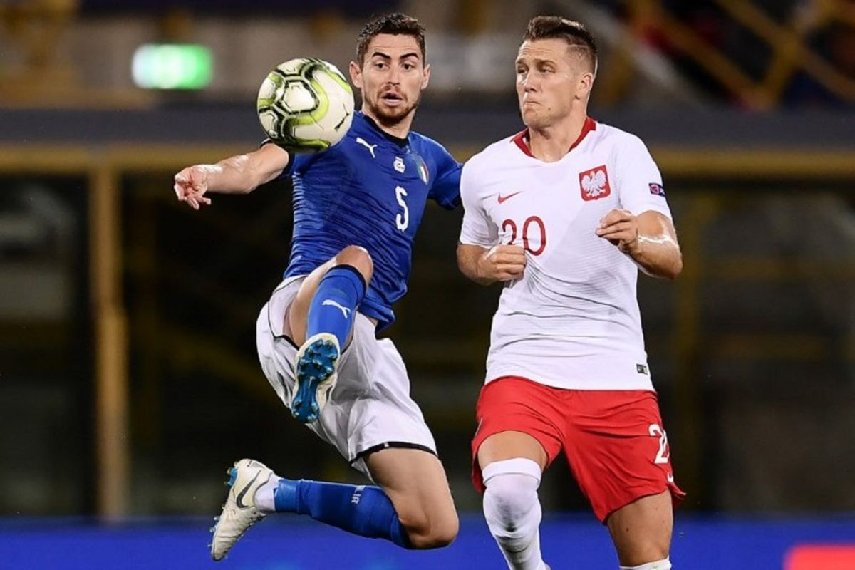 Jorginho berebut bola dengan Piotr Zielinski pada pertandingan Grup 3 Liga A UEFA Nations League di Bologna, 7 September 2018. 