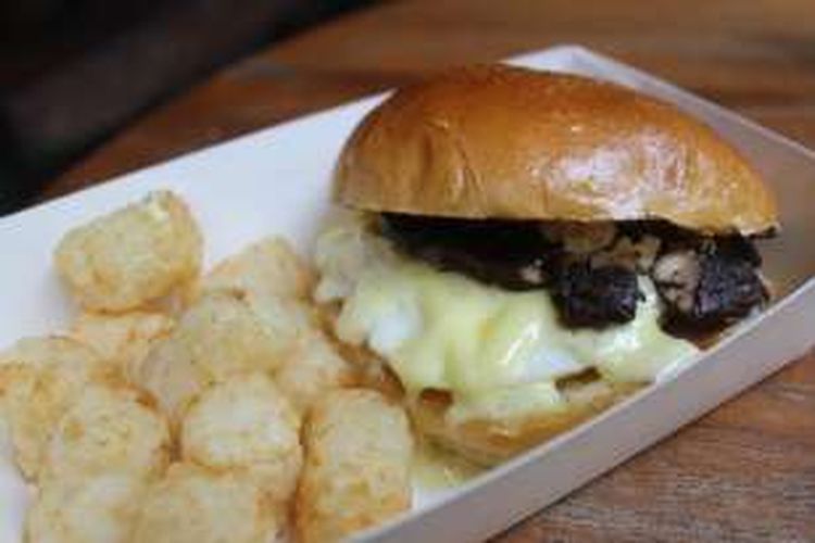 Mushroom Burger yang disajikan dengan kentang, ala Judas Kitchen, Rabu (3/2/2016).