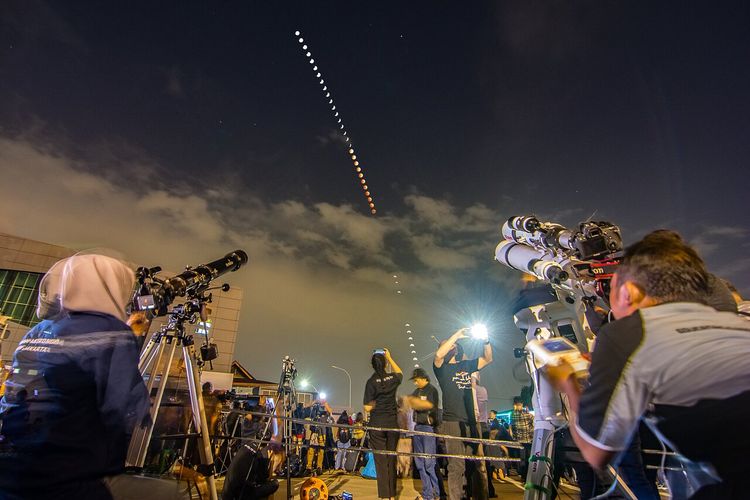 Juara 2 IAU OAE Astrophotography Contest 2021, kategori Gerhana bulan total: The Eclipse Between Us, oleh Muhammad Rayhan, Indonesia. Melalui astrofotografi, patahkan mitos gerhana bulan.