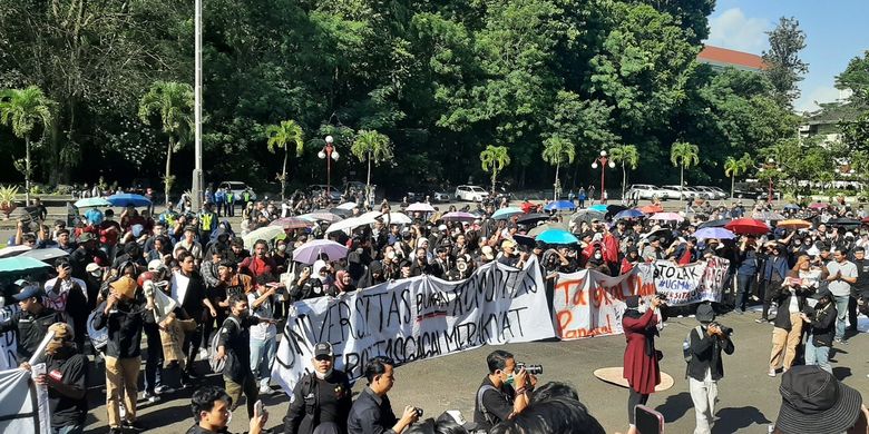 Berita Harian Mahasiswa Ugm Tolak Uang Pangkal Terbaru Hari Ini ...