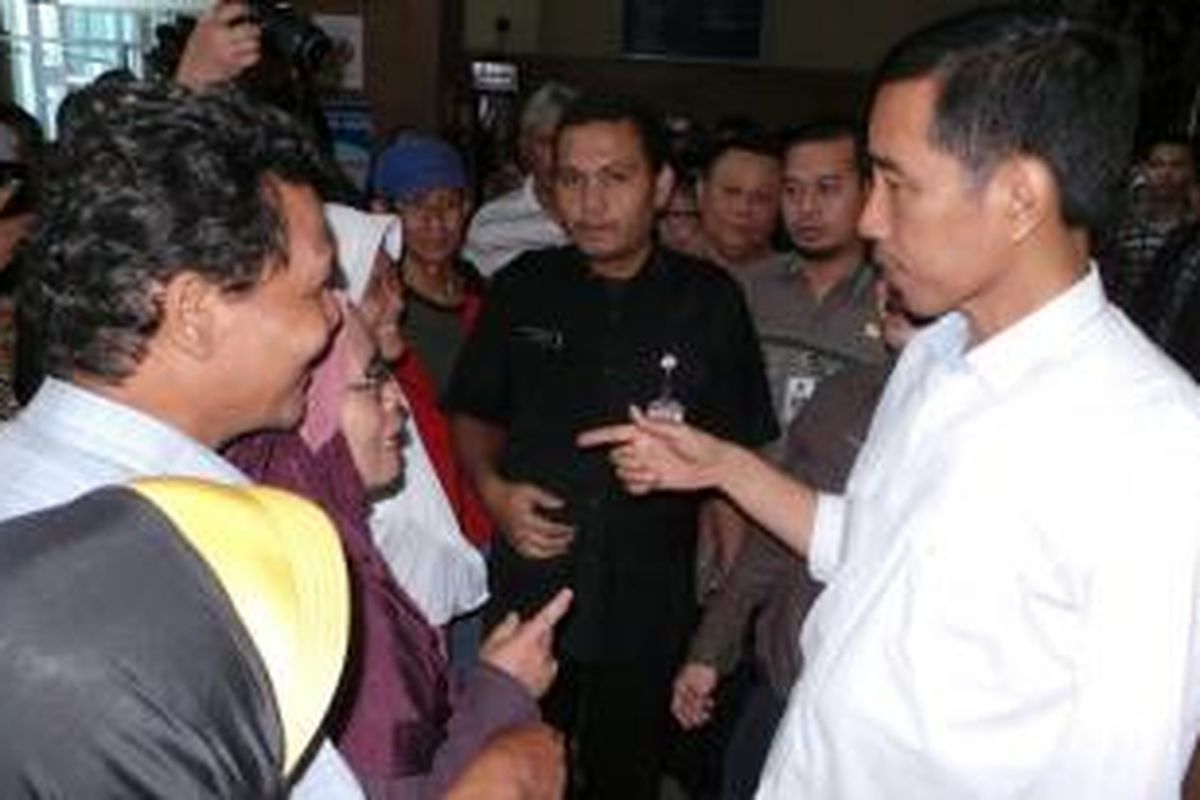 Gubernur Jakarta Joko Widodo berbincang dengan beberapa pasien di RSUD Budhi Asih, Jakarta Timur.