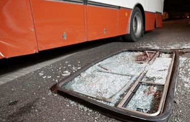 Ilustrasi kecelakaan bus dalam Tragedi Paiton 2003.