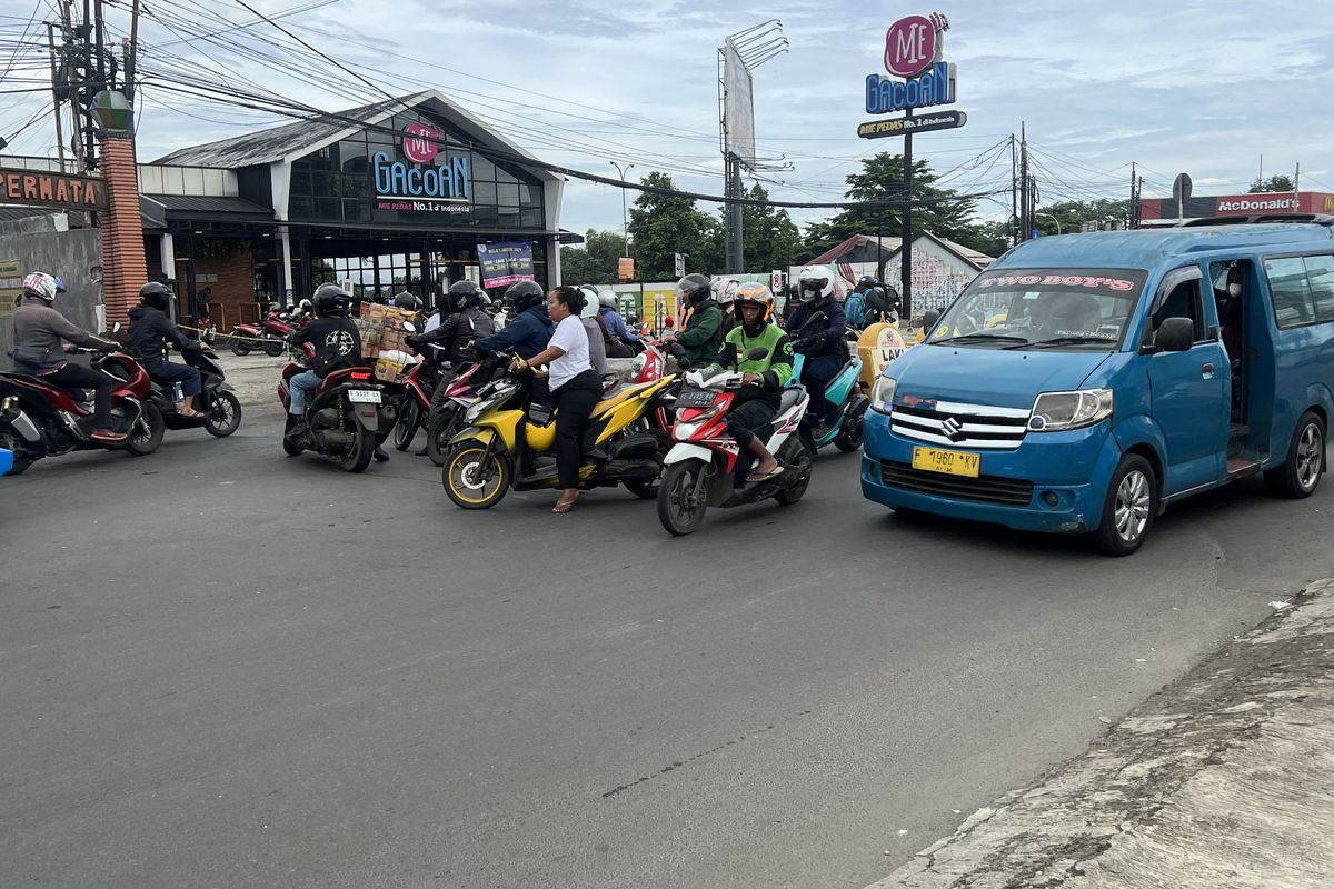 Para pengendara putar arah sembarangan di Simpang Semplak, Kecamatan Bogor Barat, Kota Bogor. Kamis (18/1/2024)