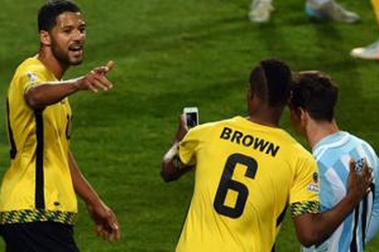 Deshon Brown mengajak Lionel Messi untuk selfie seusai pertandingan antara Argentina dan Jamaika, Sabtu (20/6/2015).