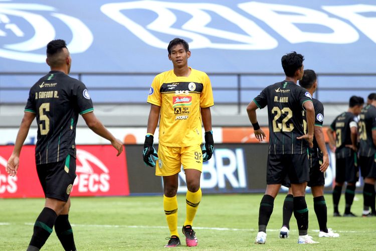 Penjaga gawang PSS Sleman Bagas Prasetiyo saat pertandingan pekan 20 Liga 1 2021-2022 melawan Madura United yang berakhir dengan skor 1-1 di Stadion Kapten I Wayan Dipta Gianyar, Selasa (18/1/2022) sore. 