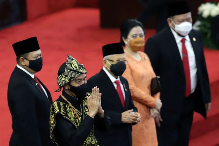 Presiden Joko Widodo mengenakan baju adat dari Pulau Sabu Nusa Tenggara Timur saat memberikan pidato dalam rangka penyampaian laporan kinerja lembaga-lembaga negara dan pidato dalam rangka HUT ke-75 Kemerdekaan RI pada acara sidang Tahunan MPR dan Sidang bersama DPR-DPD di Komplek Parlemen, Senayan, Jakarta Pusat, Kamis (14/8/2020).