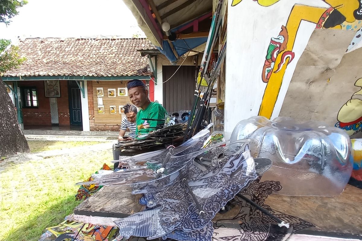 Iskandar saat memotong mengecat Wayang Uwuh yang terbuat dari Plastik, Jumat (13/1/2023)