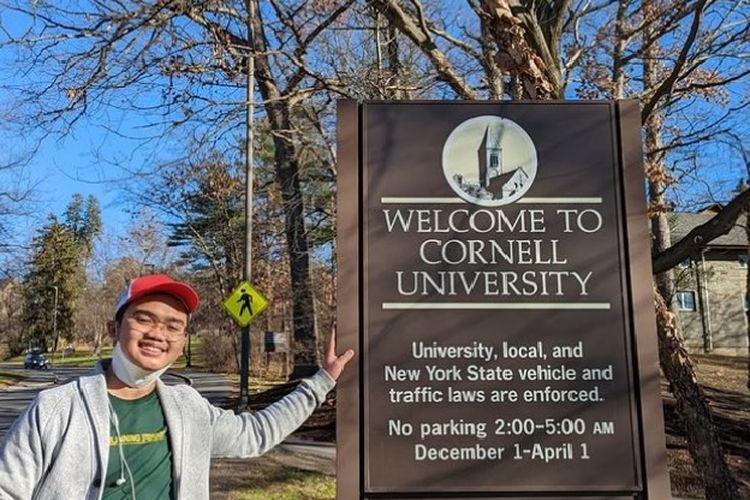 Anak sopir taksi online, Ilham Nugraha, sedang menjalani studi lanjut di bidang kebijakan publik di Kampus Ivy League, Cornell University, dengan beasiswa LPDP.