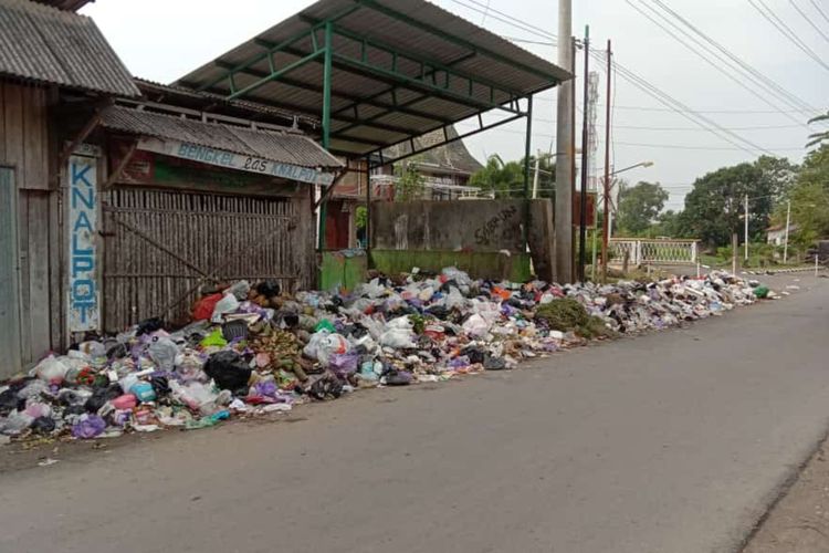 Sampah di TPS Kelurahan Bojongbata, Kecamatan Pemalang tidak terangkut truk pengangkut sampah akibat sabotase salahsatu pejabat pada Dinas Lingkungan Hidup Kabupaten Pemakang
