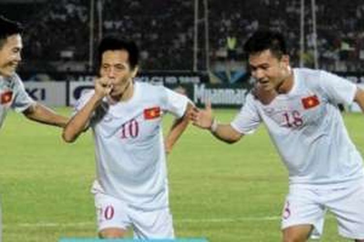Tiga pemain Vietnam, Nguyen Van Toan (21), Nguyen Van Quyet (10), dan Dinh Thanh Trung (18) melakukan selebrasi gol pertama timnya ke gawang Myanmar pada laga Grup B PIala AFF 2016 di Stadion Thuwunna, Yangon, Minggu (20/10/2016) malam. 