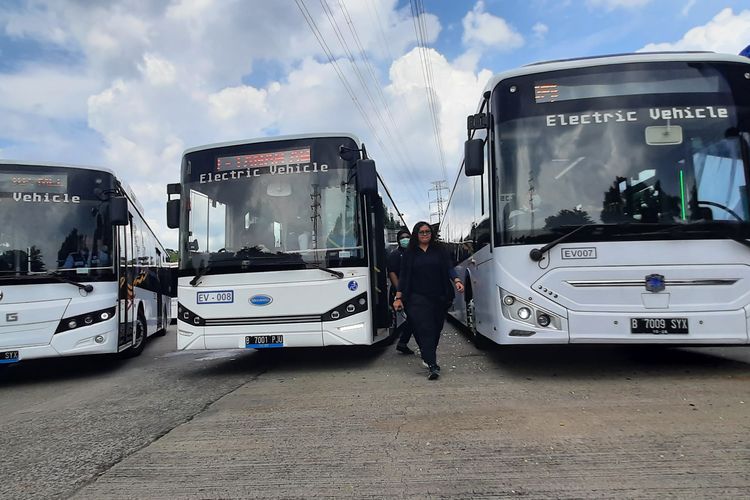 Pelepasan uji coba bus listrik PT Transjakarta di Depo Transjakarta Kampung Rambutan, Jakarta Timur, Rabu (8/6/2022).