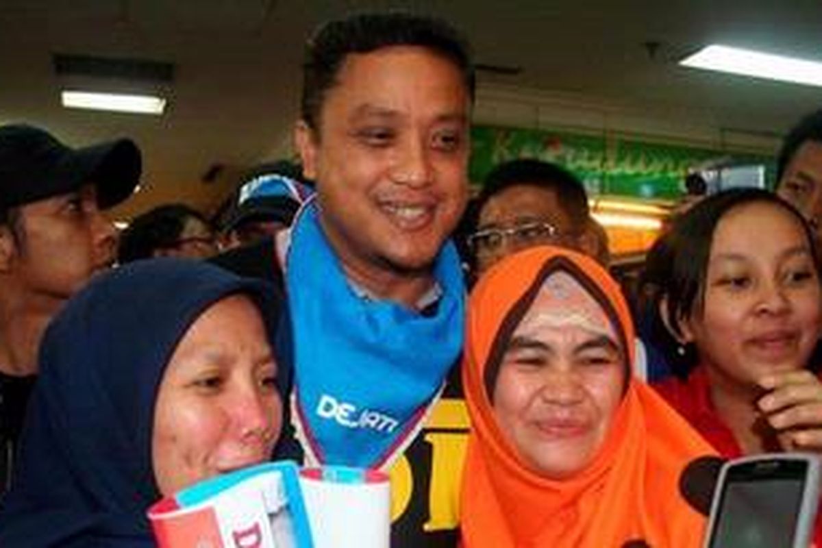 Puluhan pedagang di Pasar Baru Kota Bandung, Jawa Barat mengerumuni calon gubernur Dede Yusuf Macan Efendi, Sabtu (9/2/2013). Selain berfoto bersama mereka menyampaikan keluhan tentang kondisi pasar yang semakin kumuh dan sesak karena tidak ada pengaturan tata ruang yang baik. 