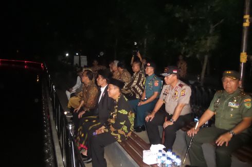 Jokowi Sempatkan Nonton Air Mancur Menari di Purwakarta 