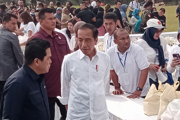 Presiden Jokowi bersama Menteri BUMN Erick Thohir saat mengunjungi kegiatan Pasar Rakyat Kota Malang di Lapangan Rampal pada Senin (24/7/2023), siang. 